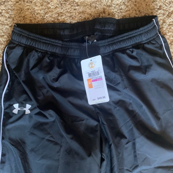 NWT Women’s UnderArmour Black pants - Picture 2 of 3